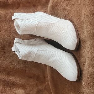 Dirty Laundry white snake skin ankle boots. *K-915.1